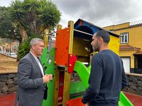 El concejal Fran Hern&aacute;ndez en el parque infantil Las Gavias